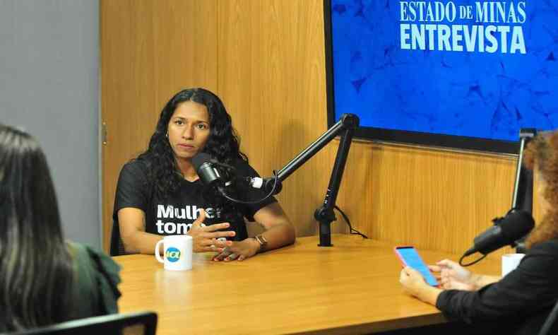 Indira Xavier em entrevista no estdio do Estado de Minas para o o podcast de Poltica 'EM Entrevista'