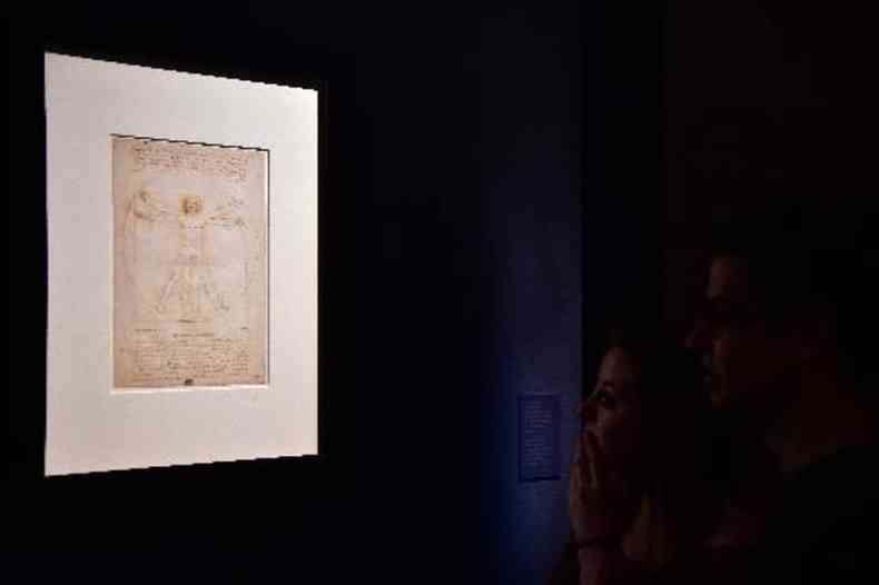 Visitantes observam o 'Homem vitruviano' em exposio no Palazzo Reale, em Milo, em 2015 (foto: GIUSEPPE CACACE/ AFP)