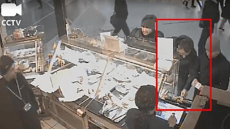 Suspeitos foram filmados em um caf em estao de trem