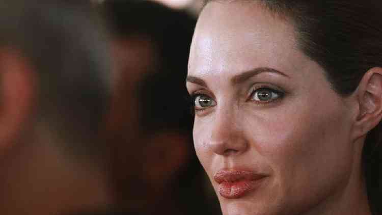 Foto mostra Angelina Jolie olhando para o horizonte