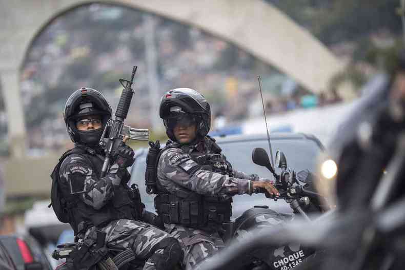 Policias armados em moto