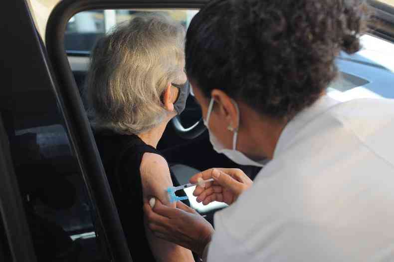 Neste sbado, os idosos podero se vacinar contra a gripe em Uberaba, das 8h30 s 16h, pelo sistema drive-thru, na Funel(foto: Leandro Couri/EM/D.A Press)