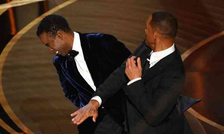 Will Smith d tapa no rosto de Chris Rock no palco do Oscar em 2022