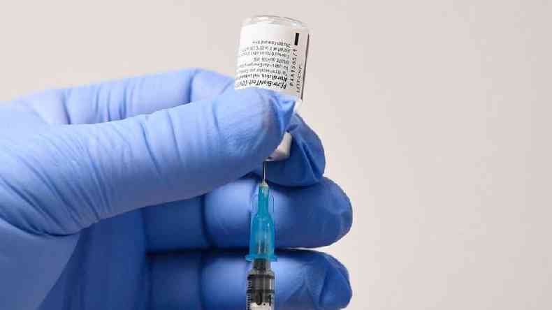 A miocardite  um efeito colateral 'muito raro' da vacina da Pfizer, dizem especialistas(foto: Getty Images)