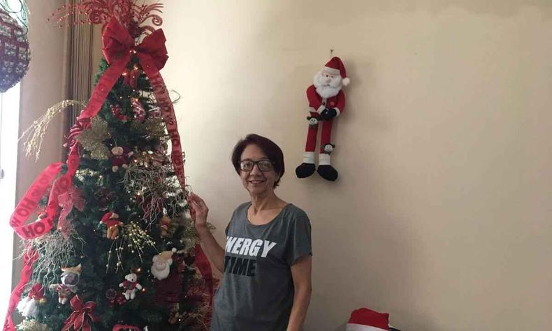 Marilda ao lado de uma rvore de Natal
