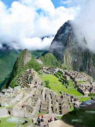 Machu Picchu Cercado de lendas e mistrios, o Peru  um daqueles destinos que mexem com o imaginrio de muitos viajantes. E grande parte desta intrigante aura que cerca o pas diz respeito  cidade perdida dos incas. O stio arqueolgico, inclusive,  uma das sete maravilhas do mundo moderno e atrai turistas de todas as partes, que antes de conhecer seus encantos so apresentados a outro paraso histrico, o Valle Sagrado(foto: Interpoint/Divulgao)