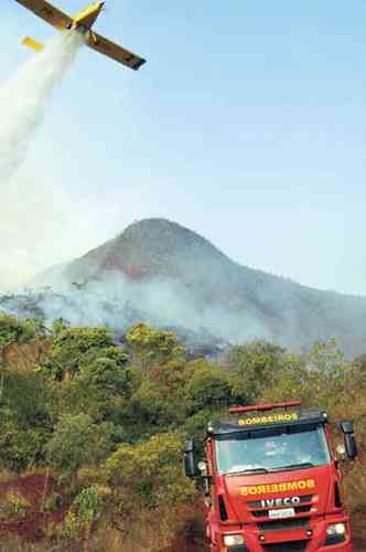 Aparato gigantesco, incluindo avies, foi mobilizado para apagar o fogo e evitar que chamas atinjam manancial do Mutuca(foto: Tlio Santos / EM D.A Press)