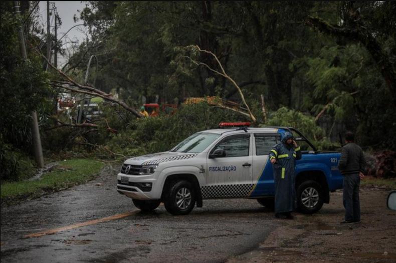 Em decorrência do ciclone, há também registros de estradas bloqueadas, voos cancelados e falta de energia elétrica em várias regiões(foto: Rodger Timm/PMPA) Imagem do desastre causado pelo Ciclone Extratropical