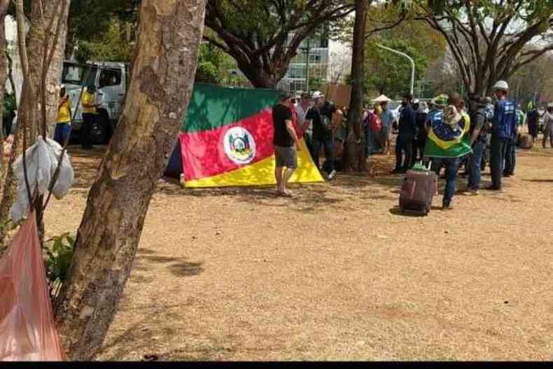 Retirada de acampamento revolta manifestantes na Esplanada