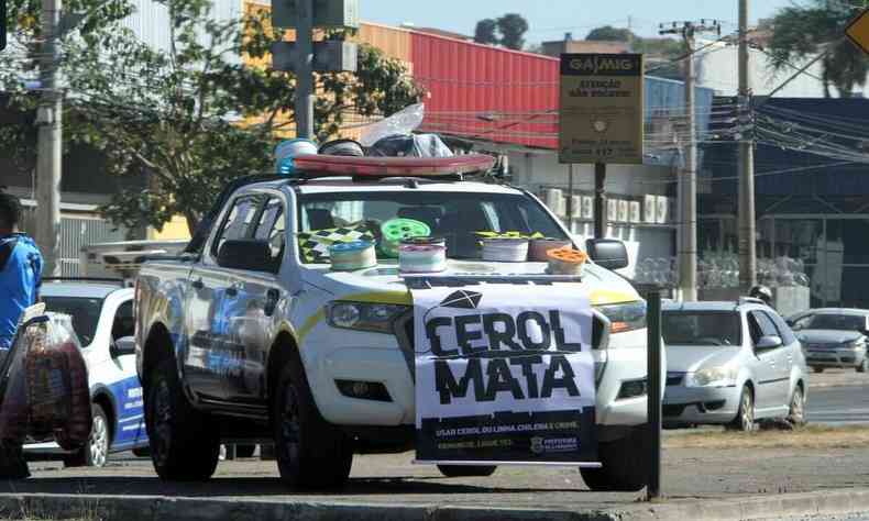 Carro da polcia com mensagem no cap, em campanha contra cerol. 'Cerol Mata'