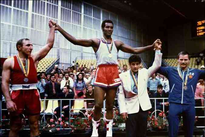 Teofilo Stevenson (centro) ao receber a medalha de ouro nos jogos olmpicos de 1980(foto: STAFF / EPU / AFP)