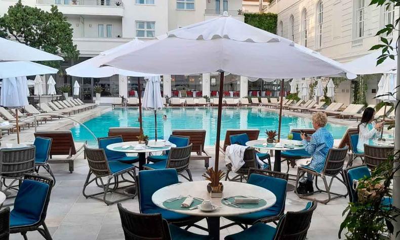 Caf da manh no Restaurante Prgula: requinte de frente para a piscina