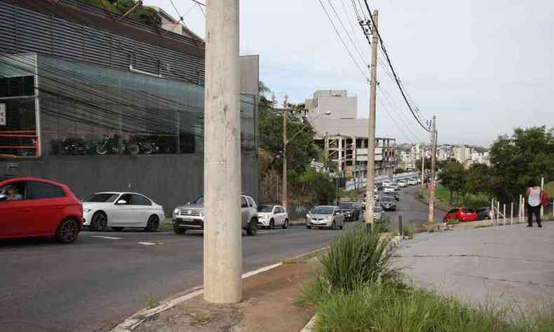Postes precisaro ser retirados para viabilizar a implantao de nova faixa na Rua Jos Rodrigues Pereira(foto: Edsio Ferreira/EM/D.A PRESS)