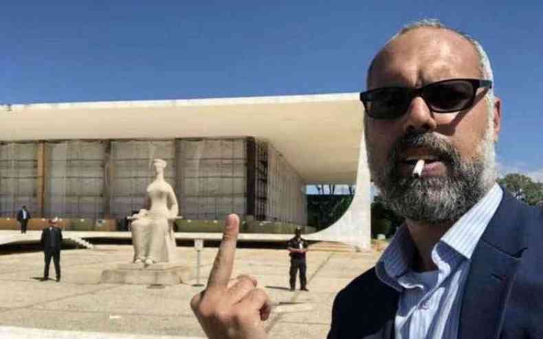 Allan dos Santos faz gesto obsceno em frente ao prédio do STF
