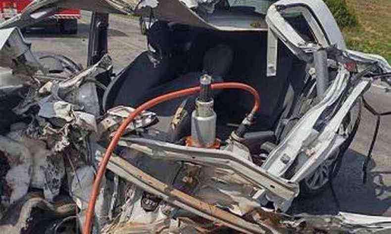 Imagem mostra os destroços do veículo