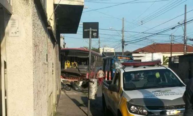 Motorista do Uber não respeitou a sinalização de parada obrigatória e acabou sendo atingido pelo coletivo (foto: Polícia Militar/ Divulgação ) Motorista do Uber não respeitou a sinalização de parada obrigatória e acabou sendo atingido pelo coletivo (foto: Polícia Militar/ Divulgação )