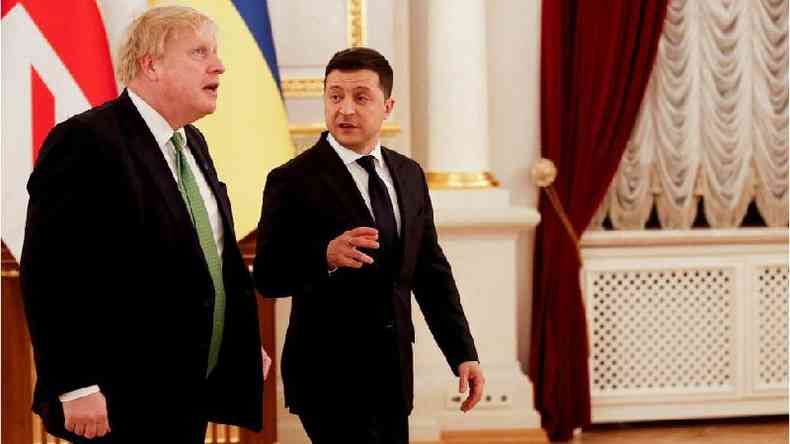 Boris Johnson caminhando ao lado de Volodymyr Zelensky em Kiev em 1 de fevereiro de 2022