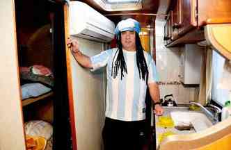 O argentino Julian Aguero na cozinha de seu motorhome(foto: Paulo Filgueiras/EM/DA Press)