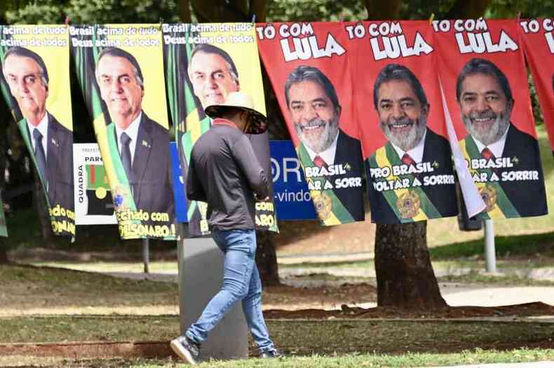 Toalhas de Bolsonaro e Lula  venda no Rio