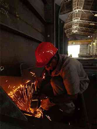 A indstria de transformao  um dos setores mais afetados pela retrao da economia e tem demitido para se ajustar ao cenrio desfavorvel (foto: Renato Weil/EM/D.A Press 10/3/10)