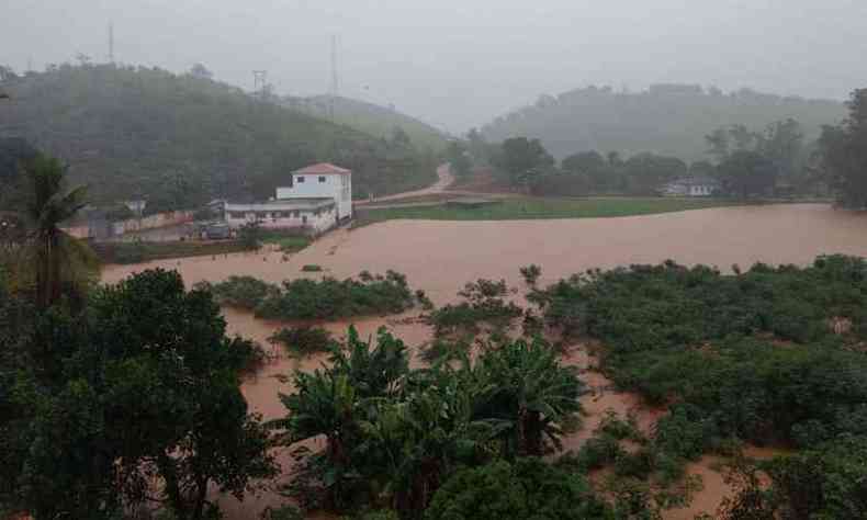 Rio Caratinga subiu e invadiu quintais de casas em Ubaporanga(foto: Reproduo da internet/WhatsApp)