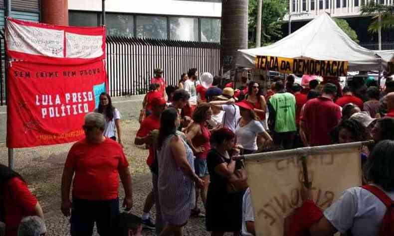 Manifestao pela liberdade de Lula, na Praa Afonso Arinos(foto: Edsio Ferreira / EM / D.A.Press)