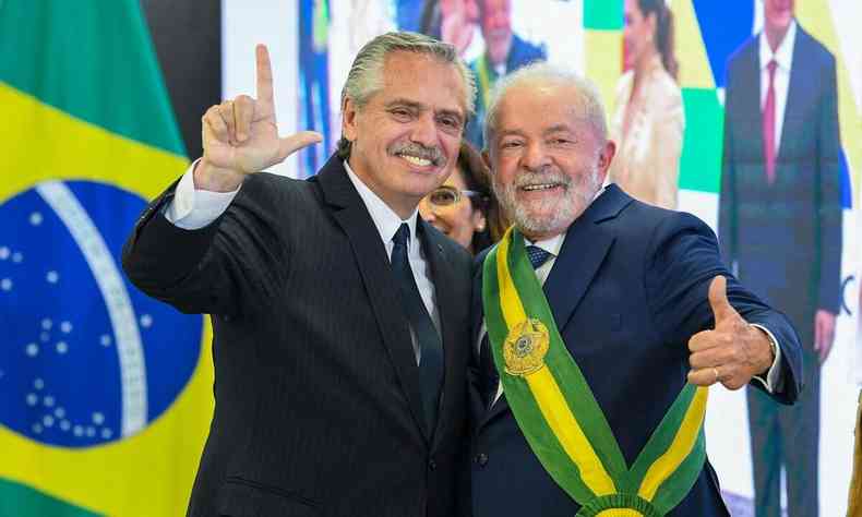 Alberto Fernández e Luiz Inácio Lula da Silva na posse presidencial