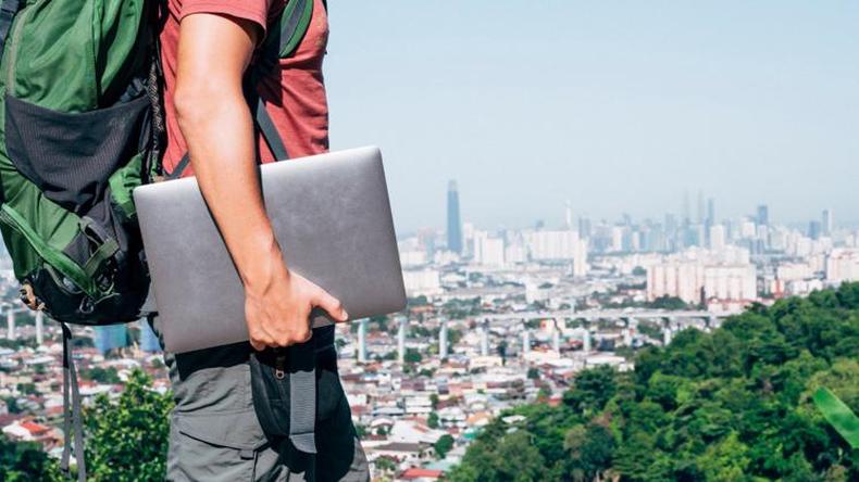 Homem viajando com computador 