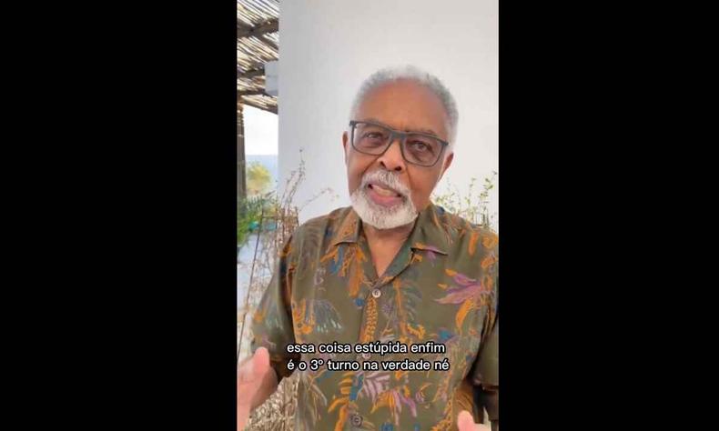 Gilberto Gil grava vdeo em p, usando uma camisa florida