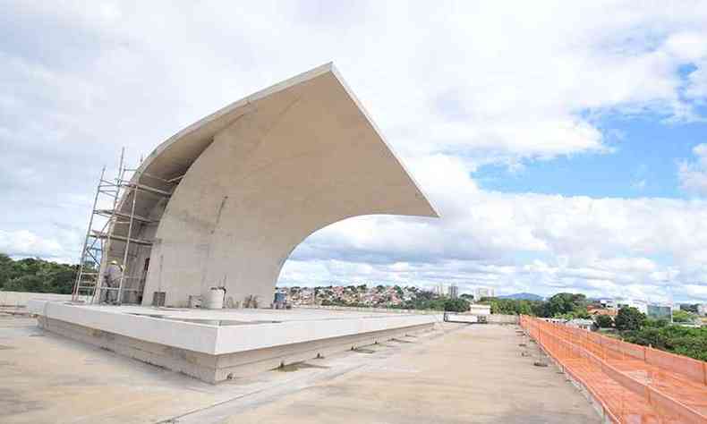 As consagradas curvas de uma das ltimas expresses do gnio Oscar Niemeyer (1907-2012) comeam a aflorar do concreto da Catedral Cristo Rei(foto: Alexandre Guzanshe/EM/D.A Press)