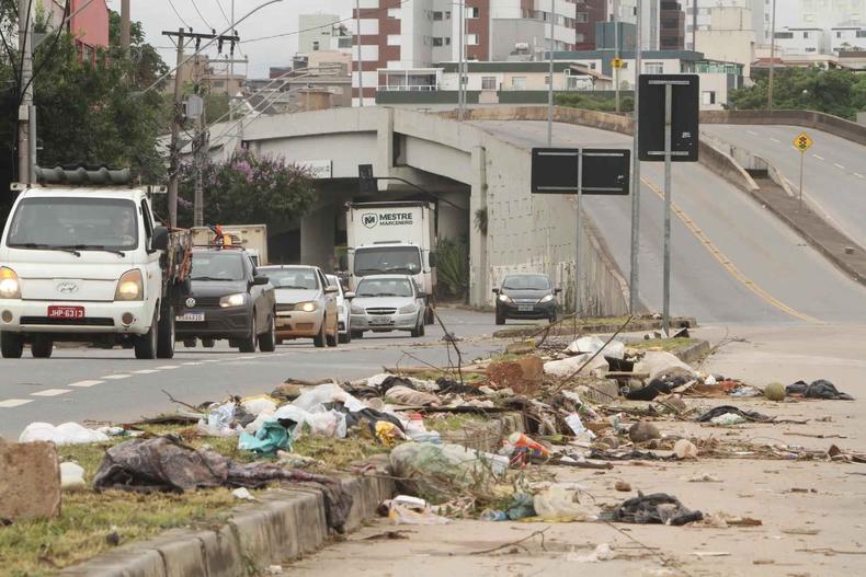 sujeira deixada pela enxurrada da avenida Cristiano Machado.