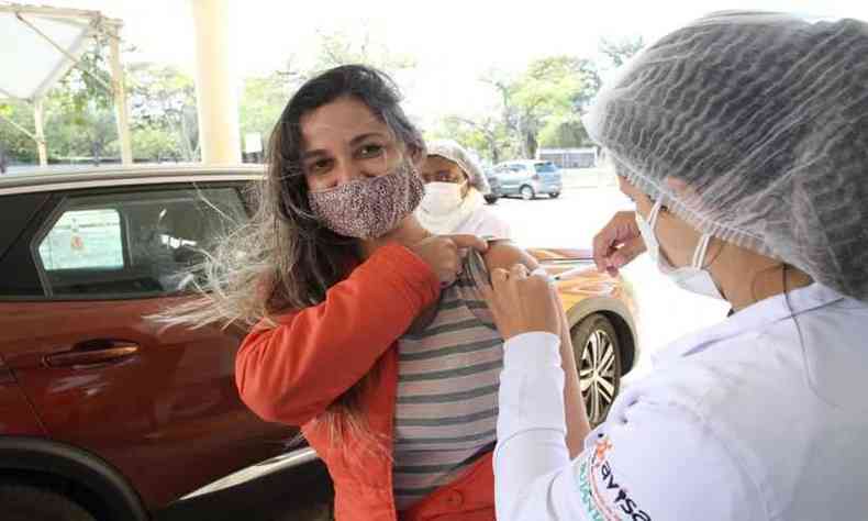 Marcela Lopes, de 35 anos, garantiu a vacina contra a COVID-19 nesta sexta-feira (6/8)(foto: Edesio Ferreria/EM/D.A Press)