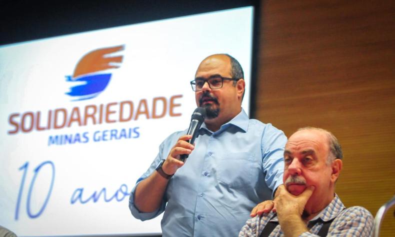 Mateus Simões e Fuad Noman durante evento do Solidariedade nesse sábado (23/9)(foto: Leandro Couri/EM/D.A.Press) Mateus Simões com a mão no ombro de Fuad Noman durante discurso