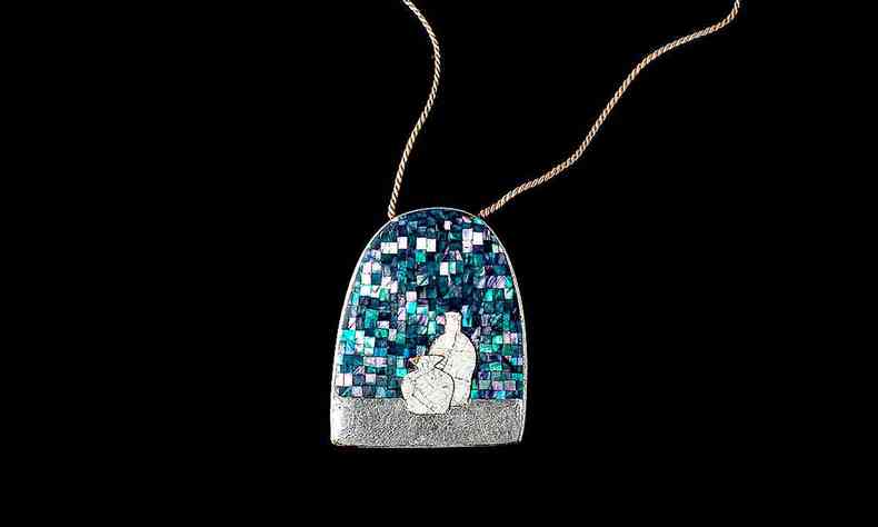  Joia de Miki Asai tem pingente com mosaico com pequenas peas em tons azuis