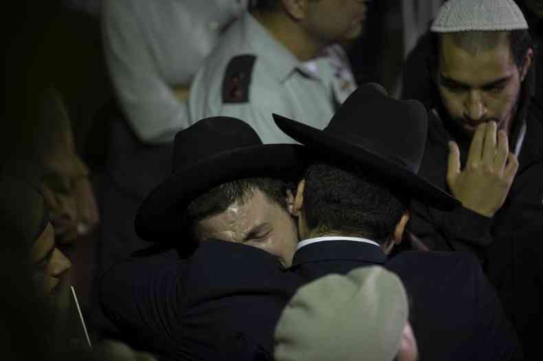 Israelenses choram no funeral de um soldado do exrcito, em cemitrio em Jerusalm