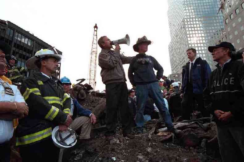 O presidente Bush com bombeiros nos escombros dias aps o ataque