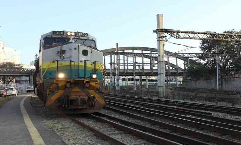 Locomotiva da Vale vista de frente sobre trilhos. 