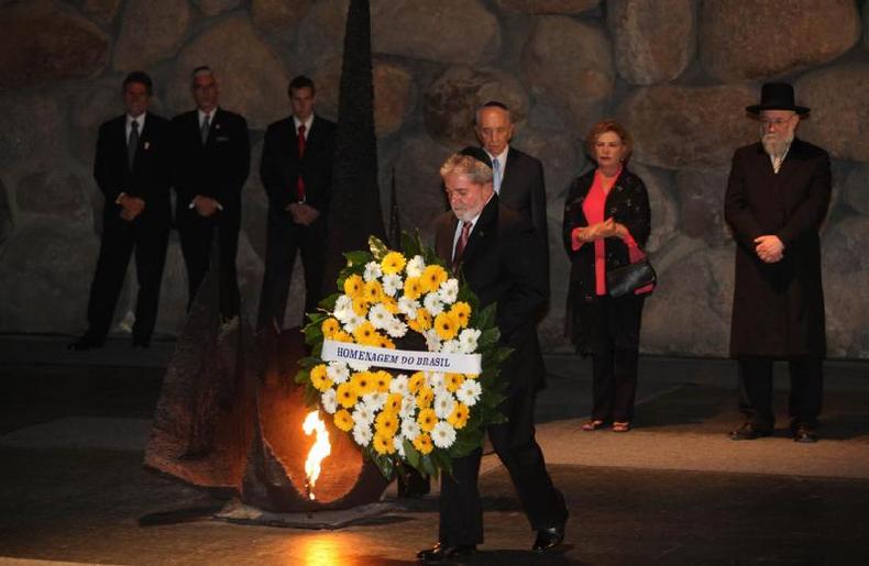 O presidente Luiz Incio Lula da Silva coloca uma coroa de flores no Museu do Holocausto, em Jerusalm, em 16 de maro de 2010