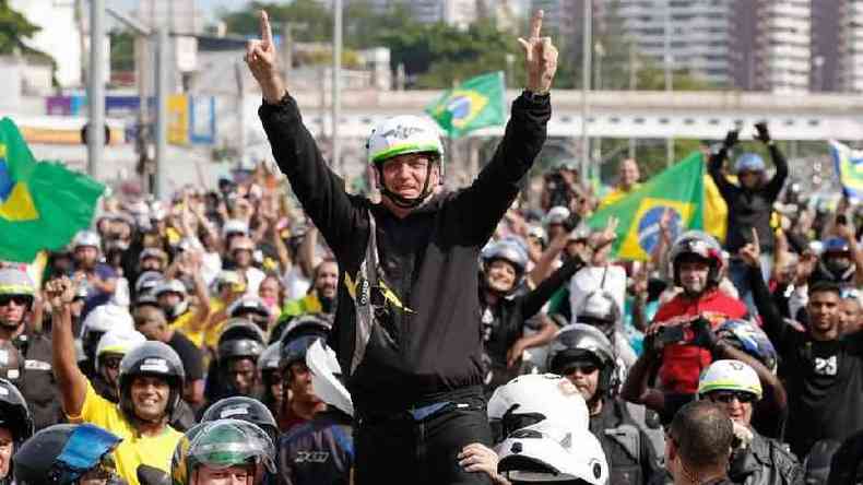 Com raro uso de mscaras, atos de motociclistas em apoio a Bolsonaro foram realizados em Rio, Braslia e So Paulo(foto: Agncia Brasil)