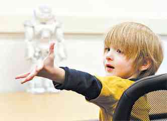 Aiden, de 3 anos, foi uma das crianas autistas participantes do estudo: interao com a mquina chamou a ateno dos pesquisadores(foto: JOE HOWELL/VANDERBILT UNIVERSITY/DVULGAO)