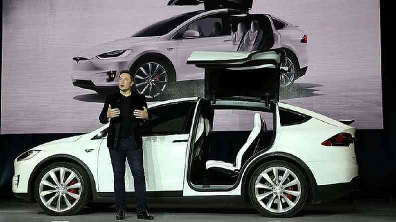 Elon Musk prximo a um carro eltrico da Tesla