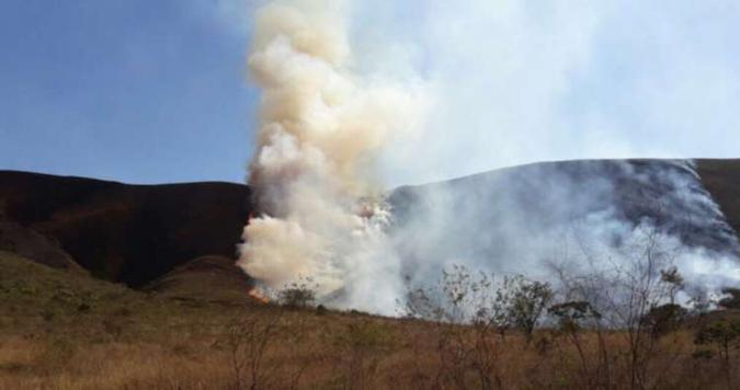 Chamas também atingem a Serra da Moeda, na Região Central de Minas(foto: CBMG/Divulgação) Chamas também atingem a Serra da Moeda, na Região Central de Minas(foto: CBMG/Divulgação)