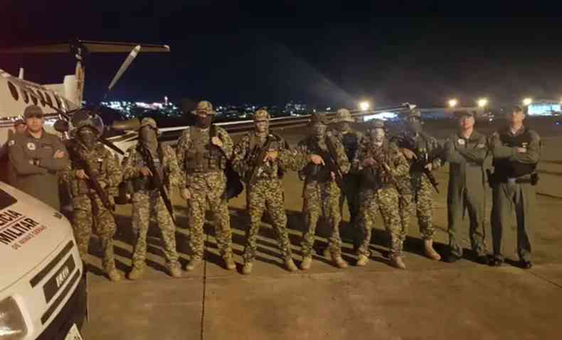 Na foto, aeronave e policiais enviados pela Polcia Militar de Minas Gerais para auxlio na busca de quadrilha integrante do 'novo cangao', em Tocantins