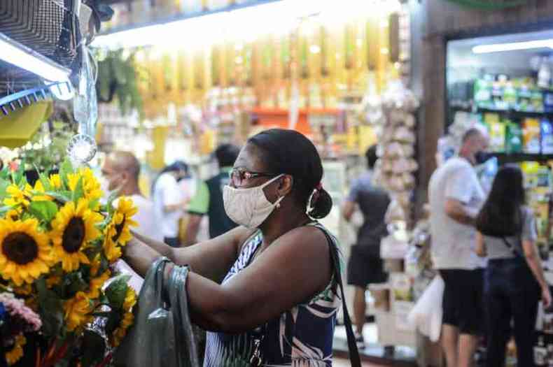 A recepcionista Vanda Moreira foi ao mercado comprar flores para enfeitar a casa