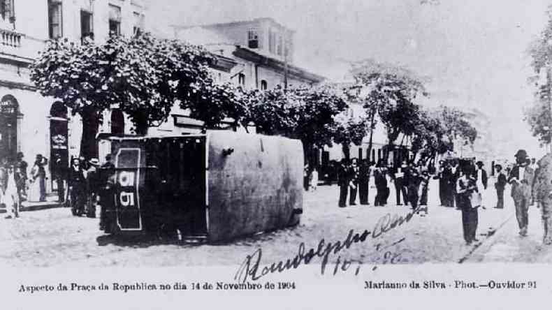 Bonde virado na praça da República, no Rio de Janeiro, em protesto contra a lei da vacinação obrigatória da varíola, em 14 de novembro de 1904
