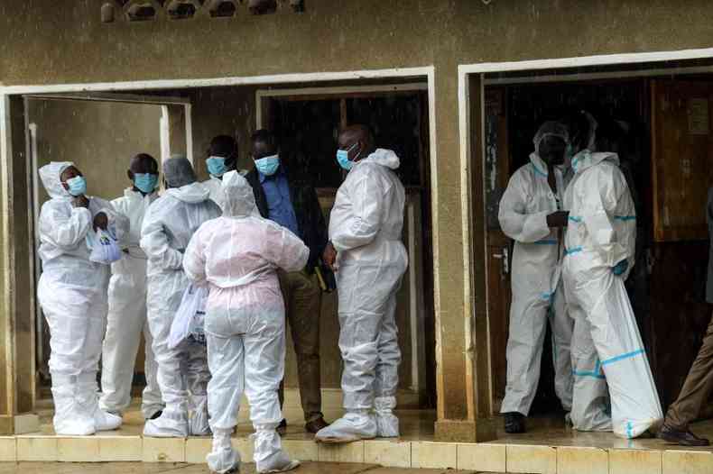 Autoridades e patologistas quenianos participam de necropsia de vtimas de uma seita no Qunia