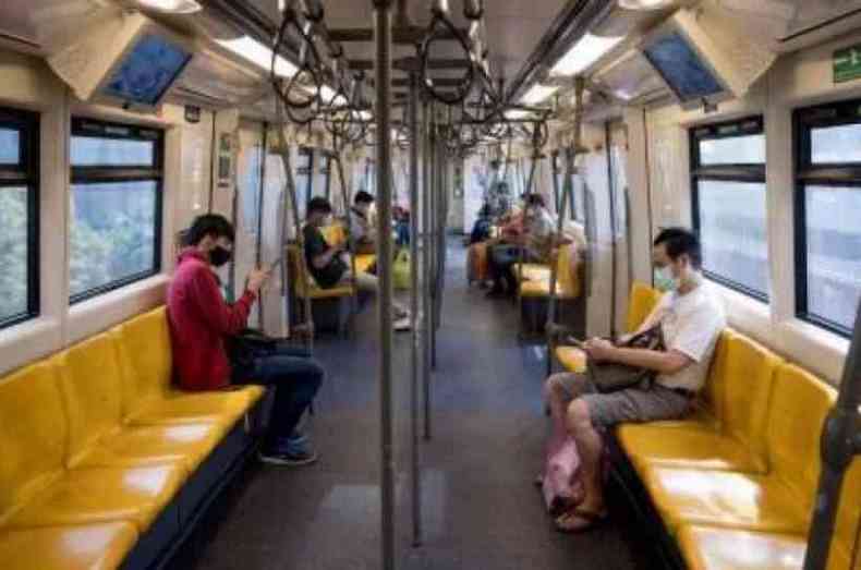 Pessoas com mscara no metr