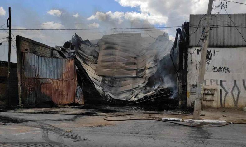 Famílias foram retiradas do local devido ao risco de intoxicação por inalação de fumaça(foto: Divulgação/CBMMG) Borracharia que pegou fogo em Contagem