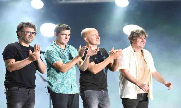 Os quatro integrantes do Skank, no palco, aplaudem a plateia de seu show no Mineiro