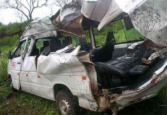 A van ficou completamente destruda depois da batida frontal com o caminho (foto: Luiz Antonio/Jornal Viso/ Luz )